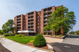 Ocean Point Apartments in Revere, MA - Foto de edificio - Building Photo