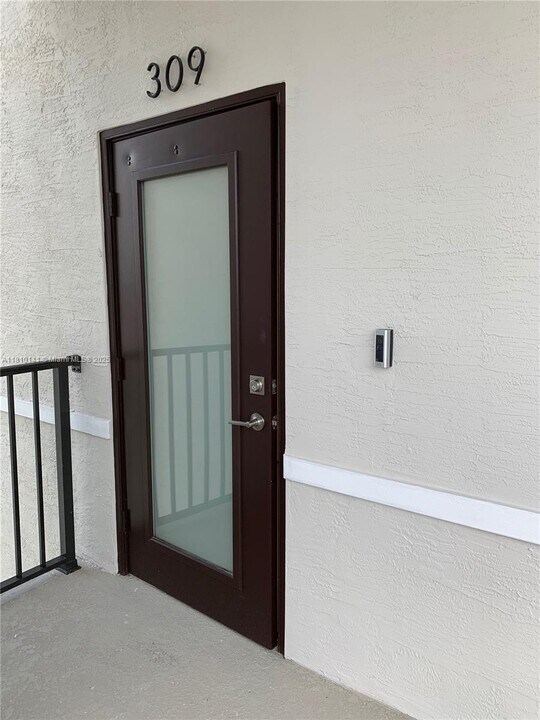 8201 NW 41st St in Doral, FL - Building Photo