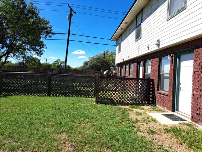 property at 1112 Leslie Cir