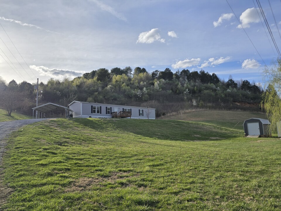 994 Pump Springs Rd in Harrogate, TN - Foto de edificio
