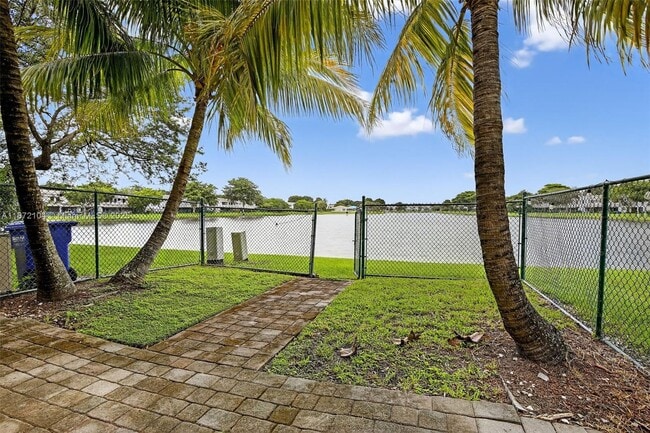 388 NW 103rd Terrace in Pembroke Pines, FL - Foto de edificio - Building Photo