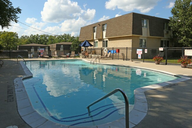 Shoreview Apartments in Ann Arbor, MI - Building Photo - Building Photo
