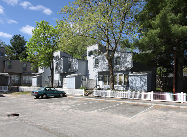 Spring Meadow in Springfield, MA - Building Photo - Building Photo