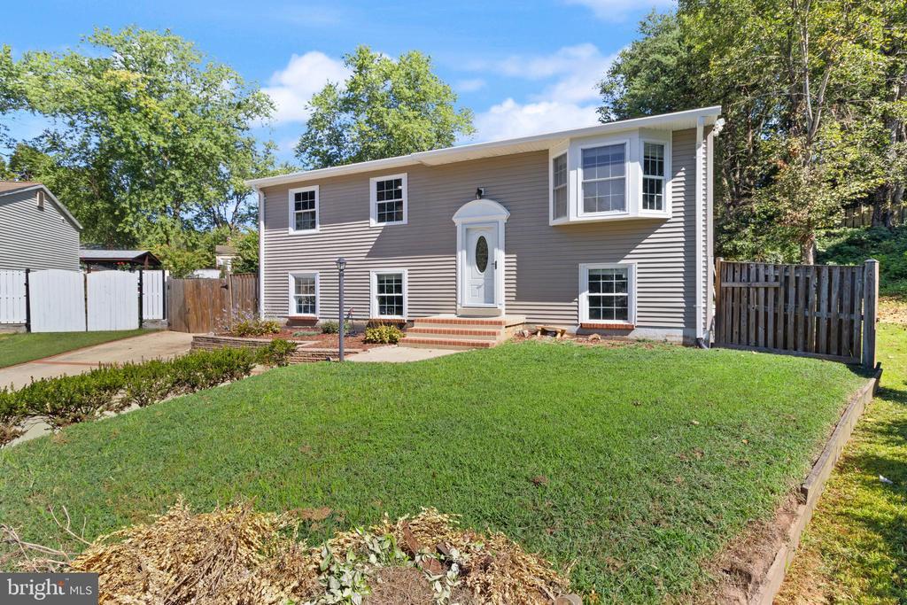 13730 Marilyn Ct in Woodbridge, VA - Building Photo