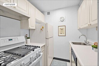 209 E 56th St in New York, NY - Building Photo - Building Photo