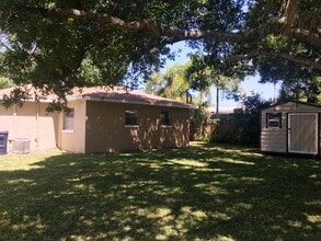803 N Gomez Ave in Tampa, FL - Foto de edificio - Building Photo