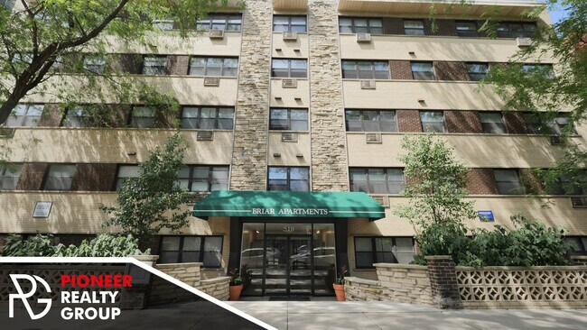 510 W Briar Pl, Unit 501 in Chicago, IL - Building Photo - Building Photo
