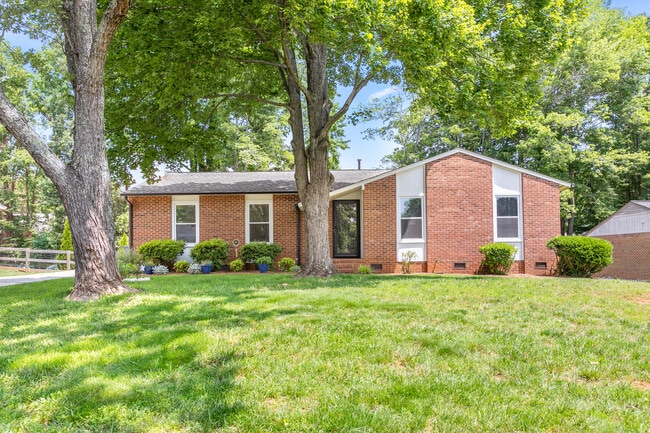 2901 New Garden Rd E in Greensboro, NC - Building Photo - Building Photo