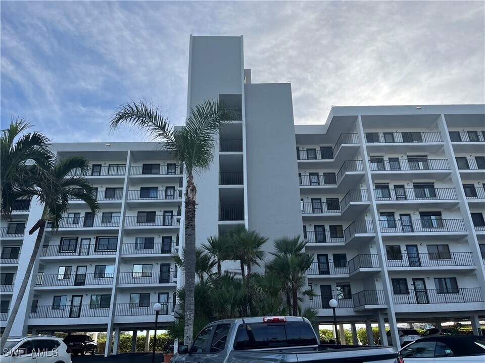 4835 Bonita Beach Rd SW in Bonita Springs, FL - Building Photo