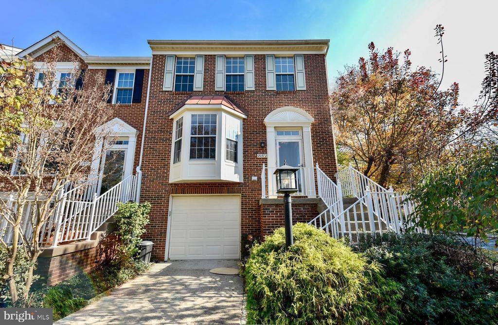 20372 Burnley Square in Cascades, VA - Building Photo