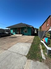 304 Lockwood Dr in Houston, TX - Building Photo - Building Photo