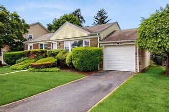 29 Melanie Ln in Syosset, NY - Building Photo - Building Photo