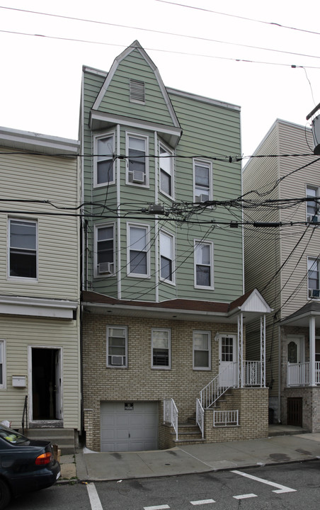 48 E 19th St in Bayonne, NJ - Building Photo