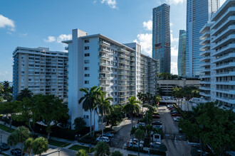 Brickell Bay Towers Condominium in Miami, FL - Building Photo - Building Photo