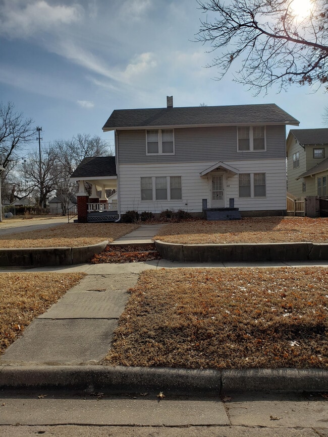 property at 415 W 6th St