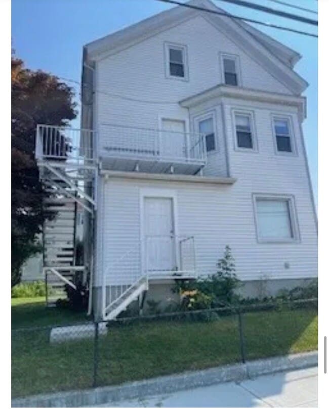 8 Lane St in Fall River, MA - Foto de edificio - Building Photo