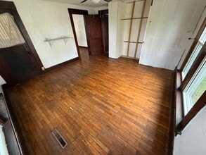 319 S Ashby Ave in Chanute, KS - Building Photo - Building Photo