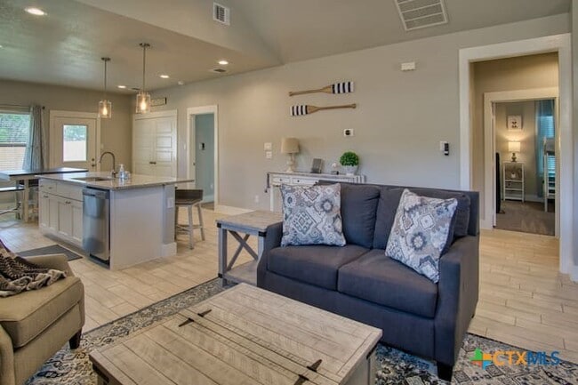 1247 Green Hill Dr in Canyon Lake, TX - Building Photo - Building Photo