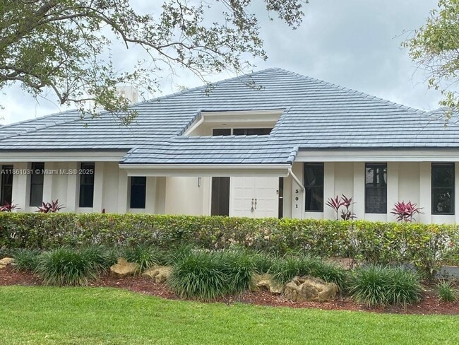 301 Isla Dorada Blvd in Coral Gables, FL - Building Photo - Building Photo