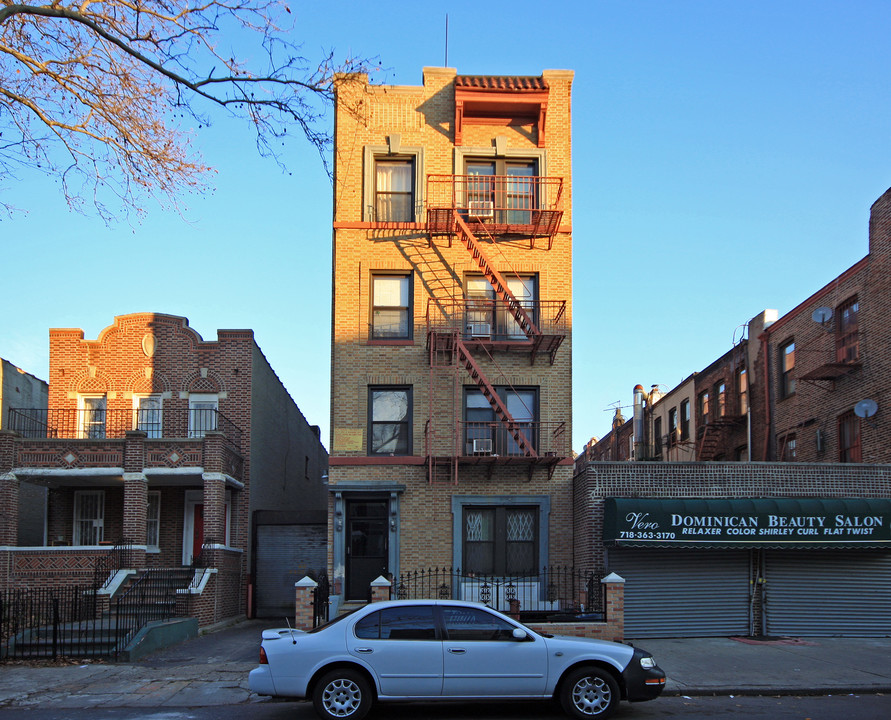 321 Montgomery St in Brooklyn, NY - Building Photo