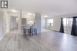 579 Clare Ave in Welland, ON - Building Photo