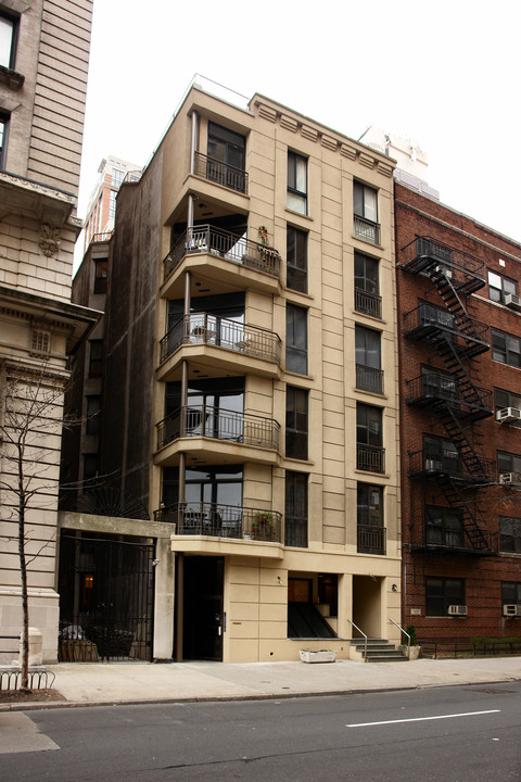 8 W 65th St in New York, NY - Building Photo