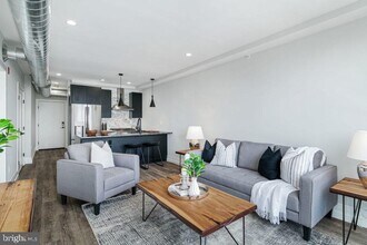 526 Brown St in Philadelphia, PA - Building Photo - Building Photo