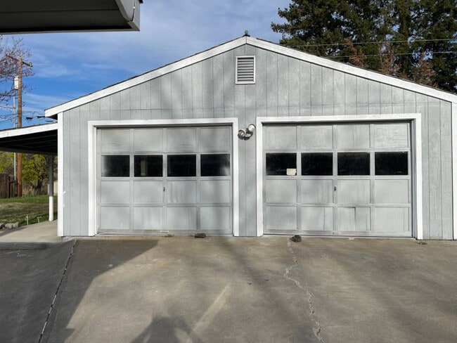 1106 N 60th Ave in West Richland, WA - Foto de edificio - Building Photo