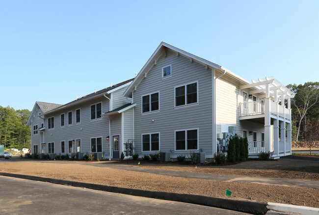 140 E High St in East Hampton, CT - Foto de edificio - Building Photo