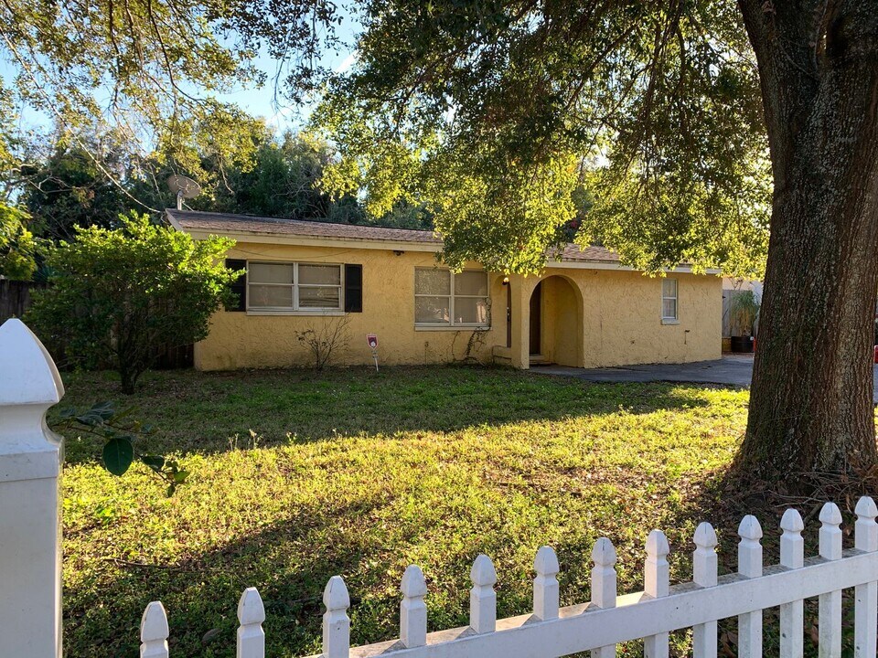2415 S Ramona Cir in Tampa, FL - Building Photo