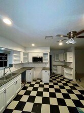 501 NE 180th Dr in North Miami Beach, FL - Foto de edificio - Building Photo