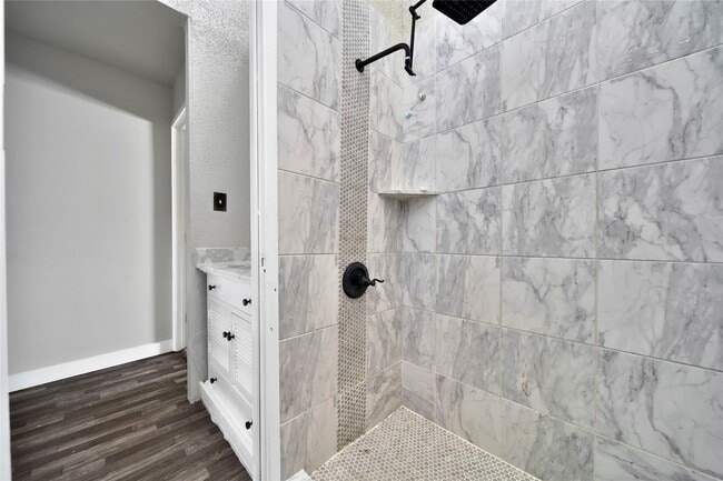 28 Lakeway St in Conroe, TX - Foto de edificio - Building Photo