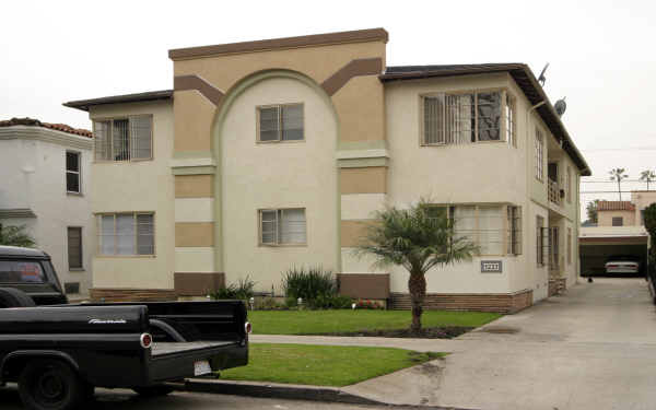 1227 S Sherbourne Dr in Los Angeles, CA - Building Photo