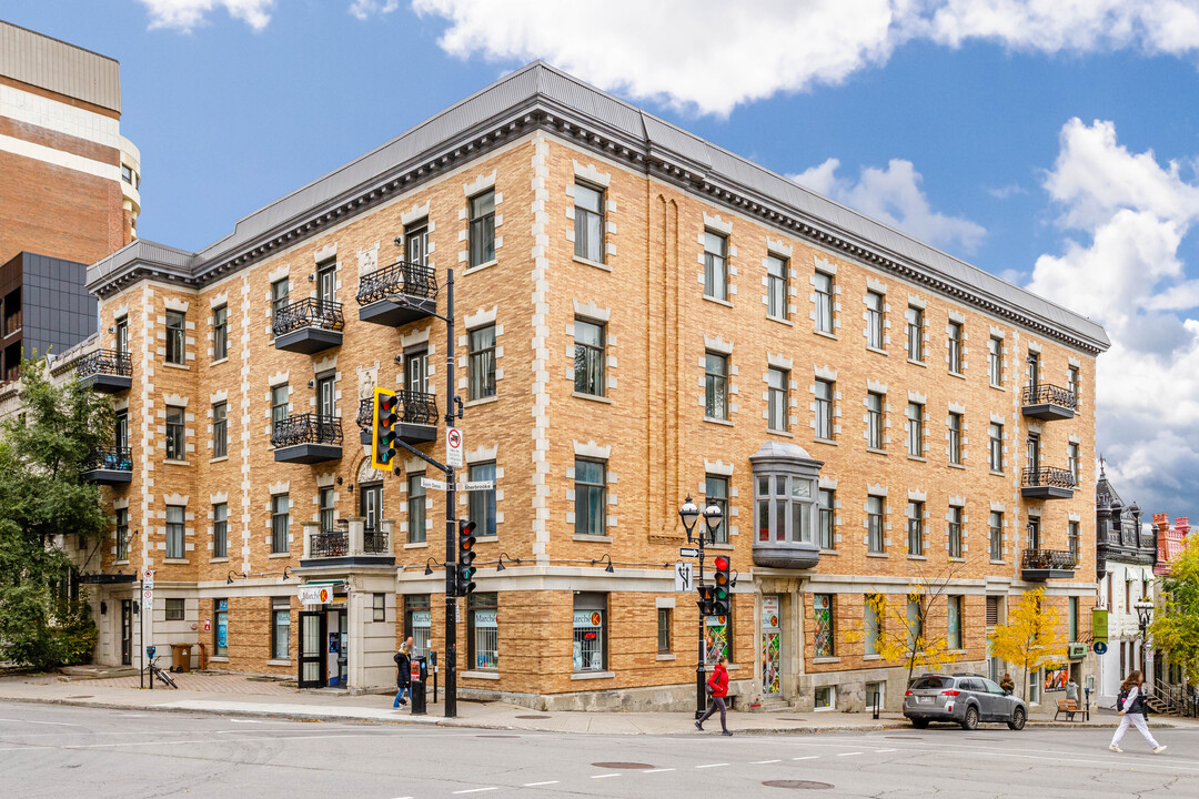 400-410 Sherbrooke Rue E in Montréal, QC - Building Photo