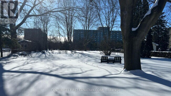 222 Trott Dr in London, ON - Building Photo - Building Photo