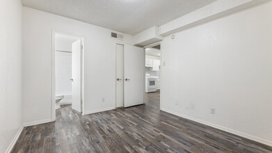 2861 W Pioneer Dr in Irving, TX - Building Photo - Interior Photo