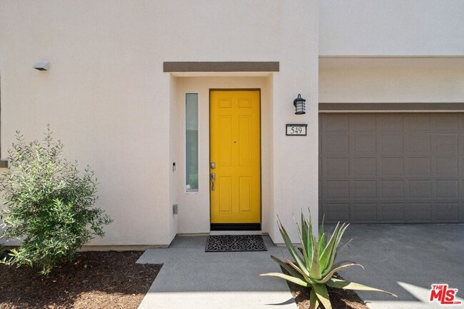549 Daniel Freeman Cir in Inglewood, CA - Building Photo - Building Photo