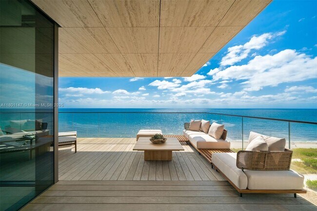 8955 Collins Ave, Unit 702 in Surfside, FL - Foto de edificio - Building Photo