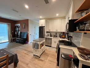 1016 17th Pl NE, Unit 102 in Washington, DC - Building Photo - Building Photo