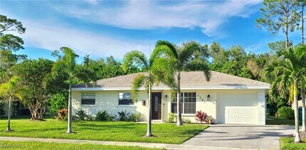 2581 Poinciana St in Naples, FL - Foto de edificio - Building Photo