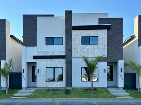 8218 Casa Verde Rd in Laredo, TX - Building Photo