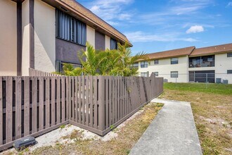 2110 Sherwood Forest Blvd in West Palm Beach, FL - Building Photo - Building Photo