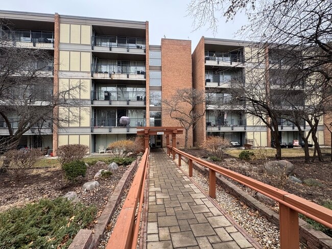 6020 Oakwood Dr in Lisle, IL - Building Photo - Building Photo