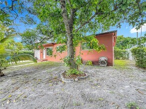 15705 NE 10th Ave in North Miami Beach, FL - Building Photo - Building Photo