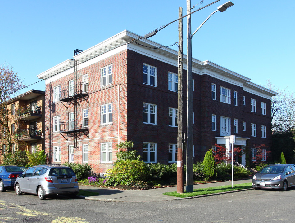 Figaro Apartments in Seattle, WA - Building Photo