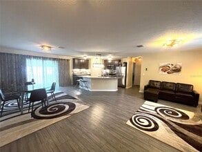 37 Rickenbacker Dr in Palm Coast, FL - Foto de edificio - Building Photo