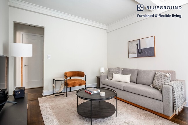 210 W 70th St in New York, NY - Foto de edificio - Building Photo