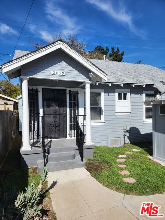 2059 W 29th St in Los Angeles, CA - Building Photo