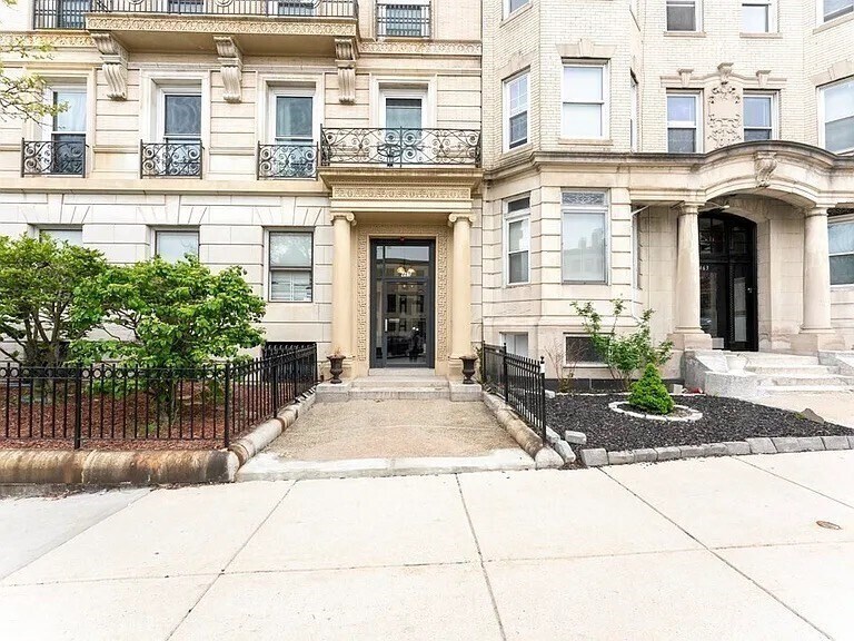 465 Park Dr in Boston, MA - Building Photo