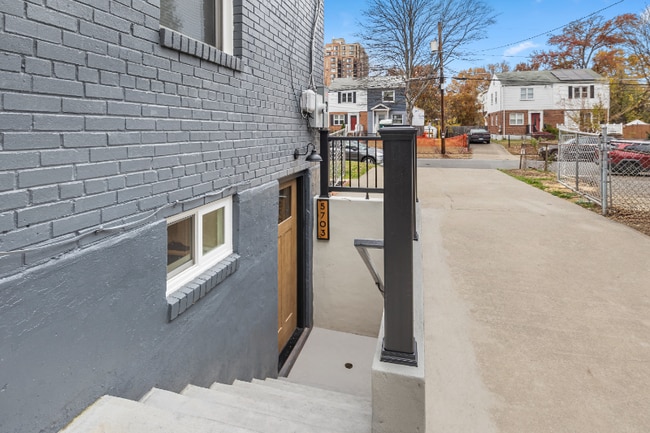 5703 Fenwick Dr in Alexandria, VA - Foto de edificio - Building Photo